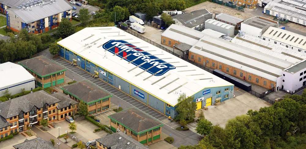 Sediul și centrul de distribuție KMP Brand din Chertsey, Anglia