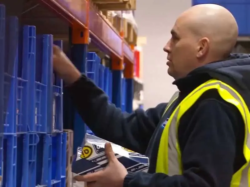 Pregătirea comenzilor în depozitul KMP Brand