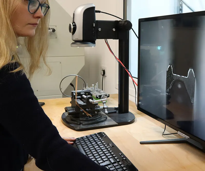 Microscop digital în laboratorul KMP Brand